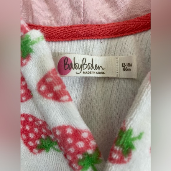 Baby Boden 12/18M Strawberry Print Toweling Hoodie Poncho Style - Picture 2 of 3